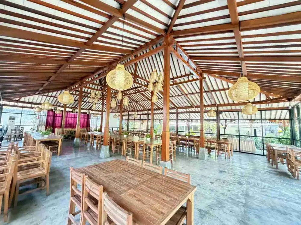 Ruang Usaha Resto Aktif Luas dan Di Jalan Raya Karanganyar