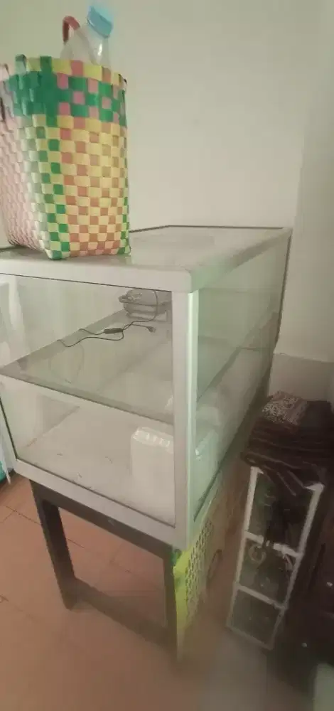Rak kaca jualan