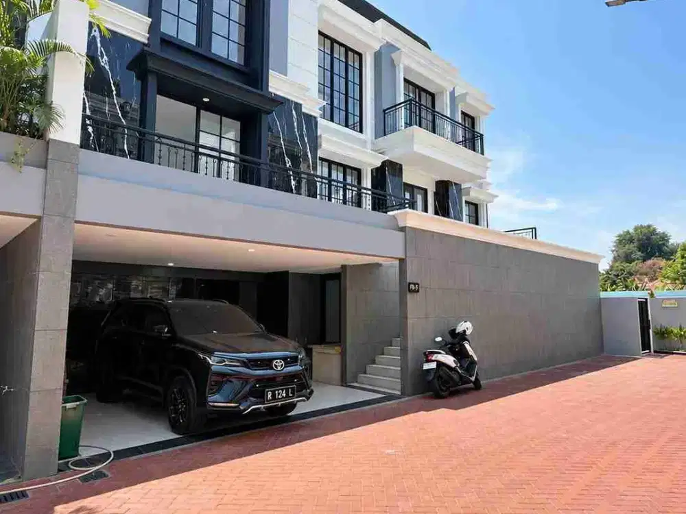 rumah 3 lantai private lift Bambu Apus jakarta timur