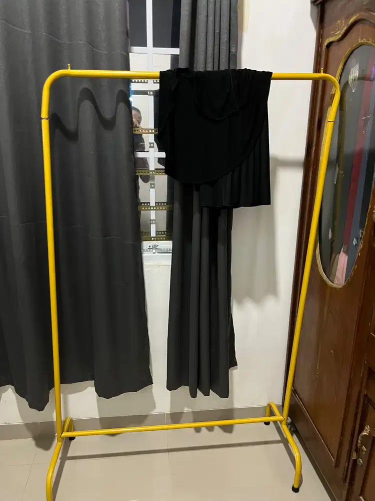 Rak baju warna golden