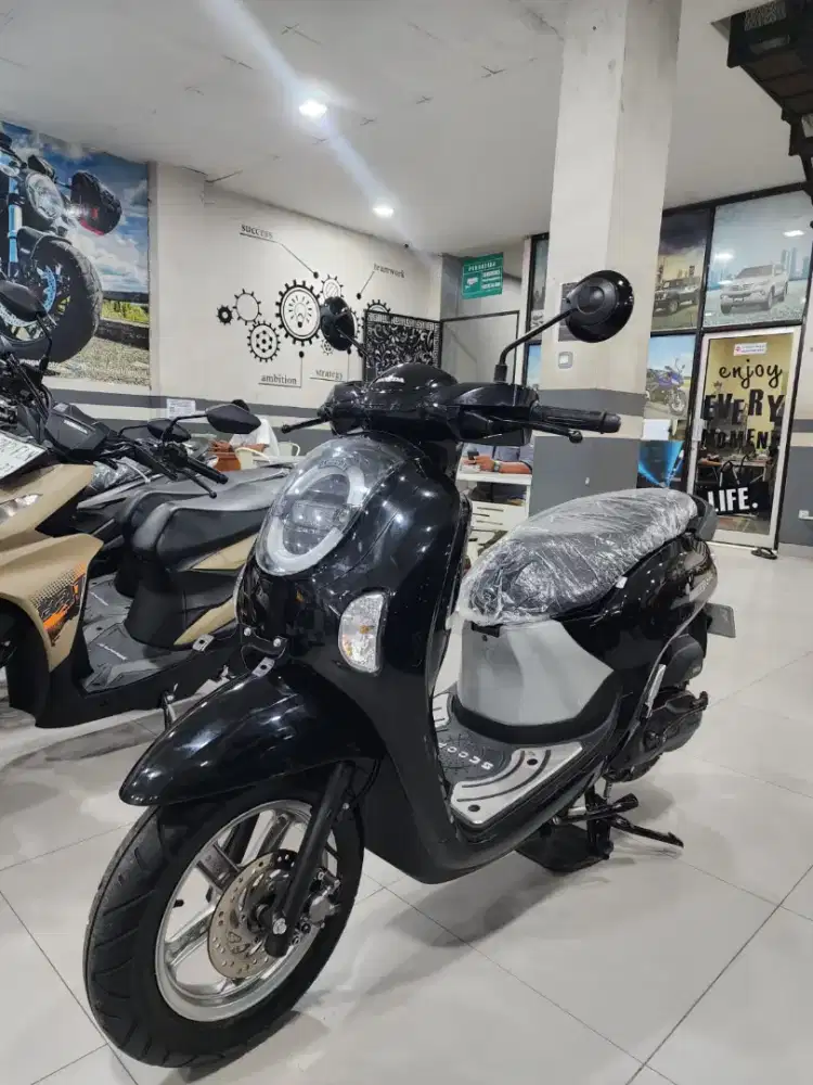 SCOOPY FASHION TAHUN 2025 HITAM GLOOSY