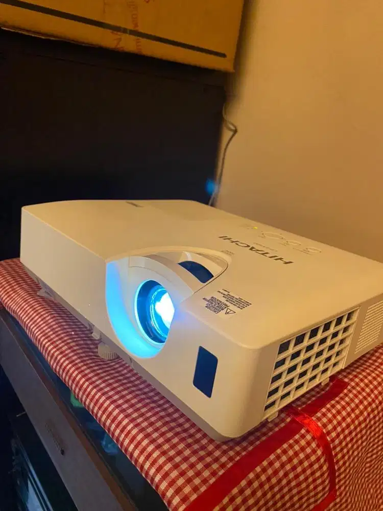 Projektor infocus HITACHI 4200Lumens terang infokus proyektor segel