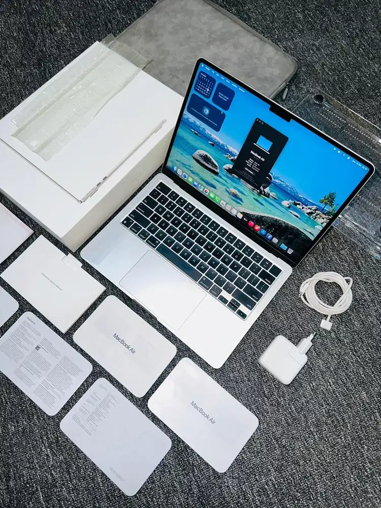 Macbook Air M2 13 16/256 iBox Like new