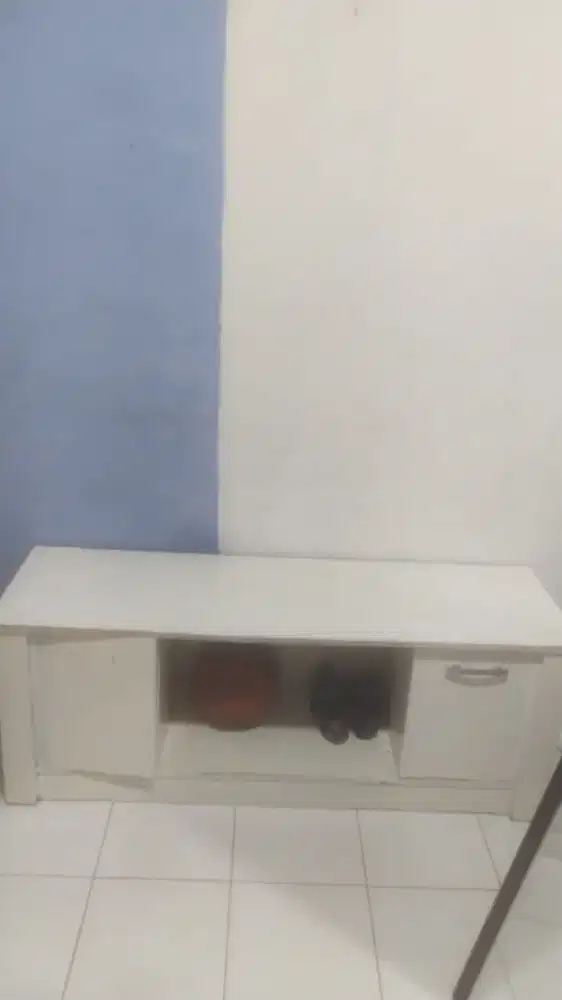 Rak tv kokoh tinggal di cat ulang
