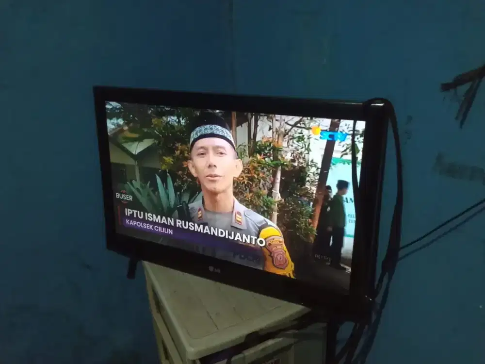 Lcd LED merk LG 32inc tinggal pasang Stb saja