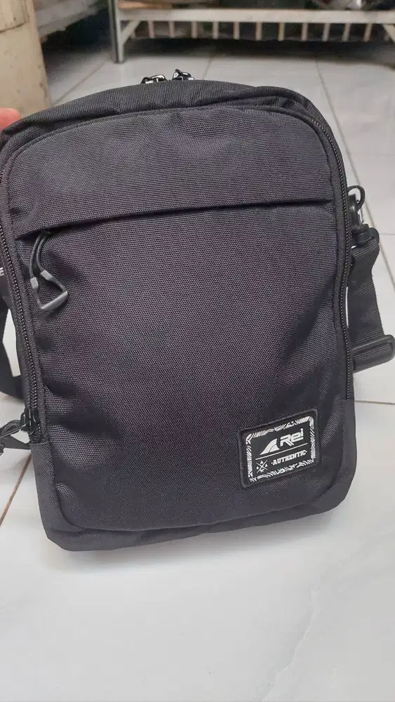 Tas Selempang Arei Black