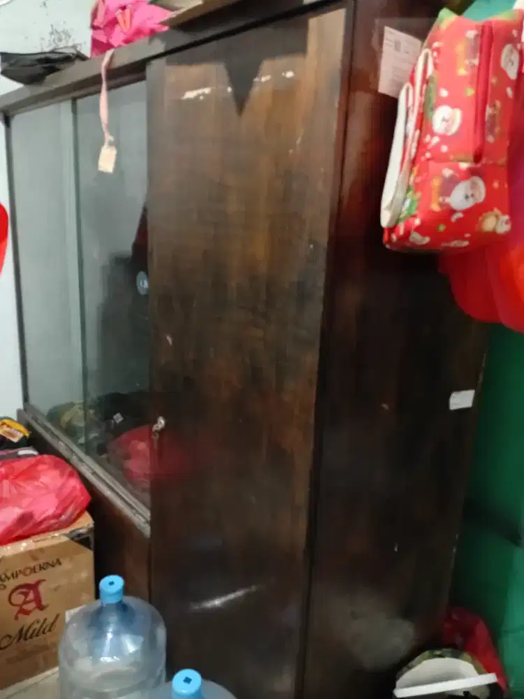 Lemari kayu usia 40 tahun