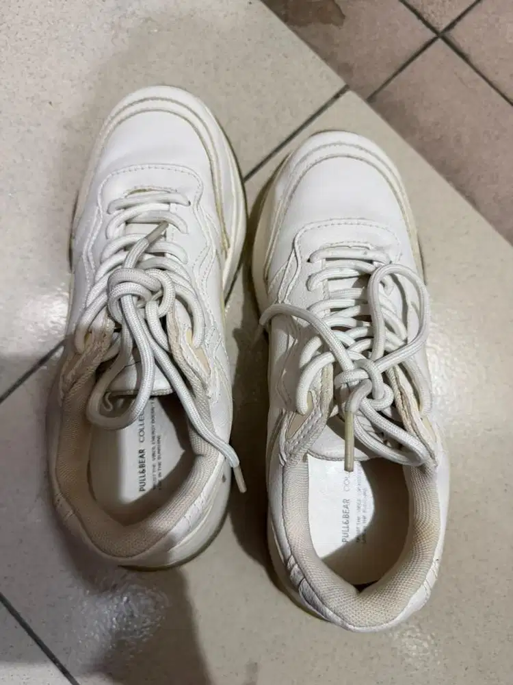 SEPATU PULL & BEAR PUTIH