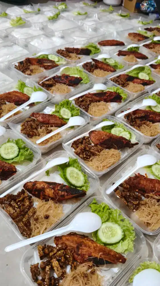 Penjaga kue / Helper