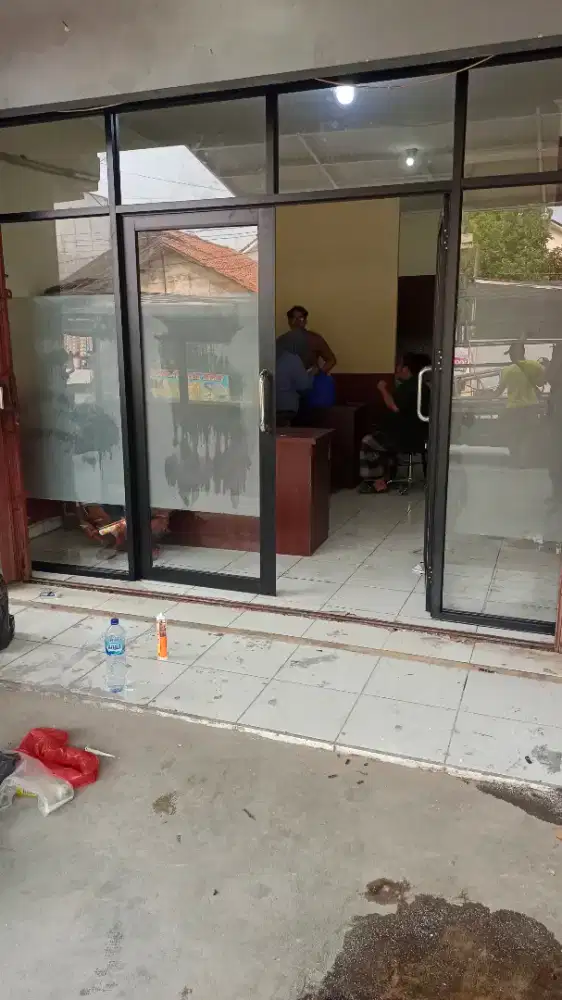 Tukang aluminium berpengalaman