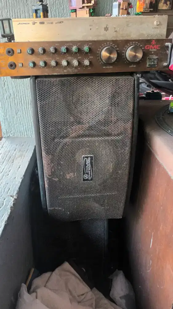Alat karaoke dengan 2 speaker dan mic