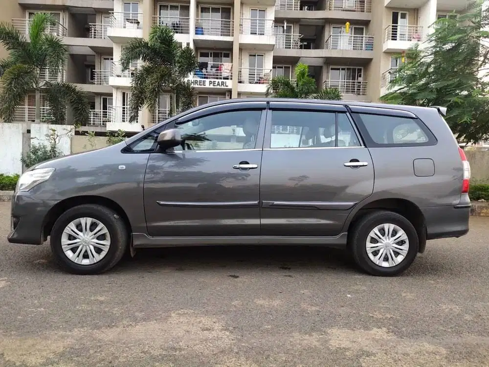 Toyota INNOVA E Diesel 2012