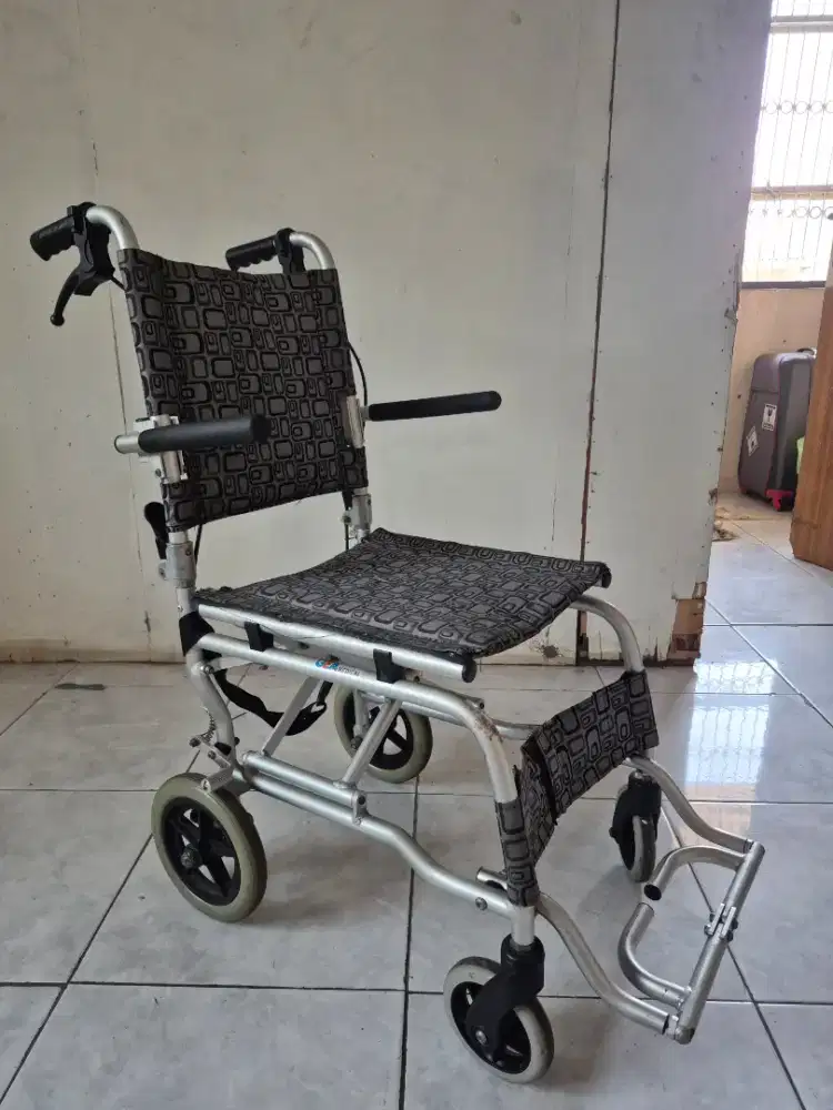 Kursi Roda Traveling / Kabin Gea Medical