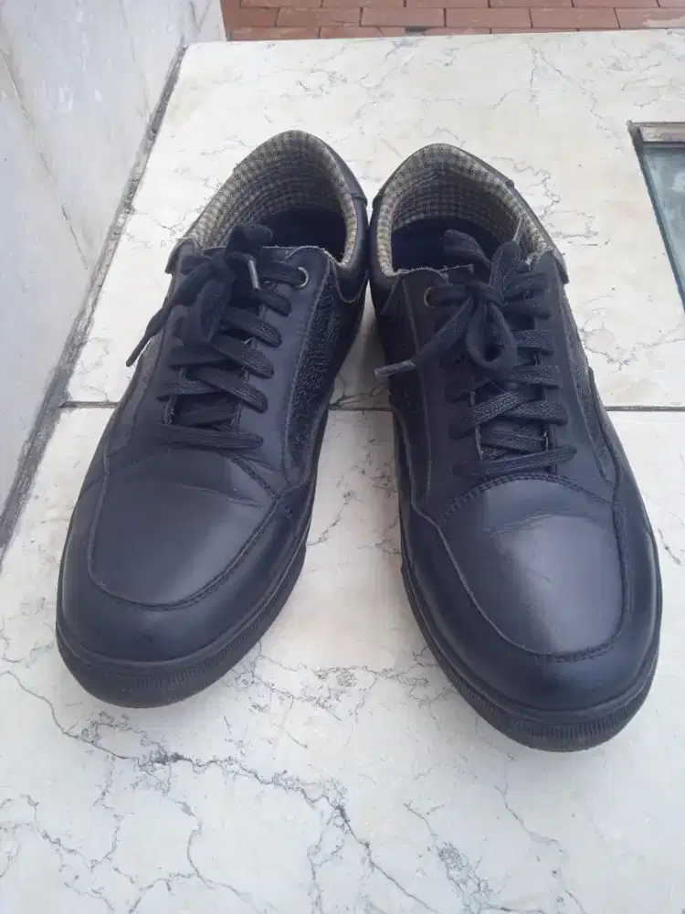 Sepatu kulit luxury