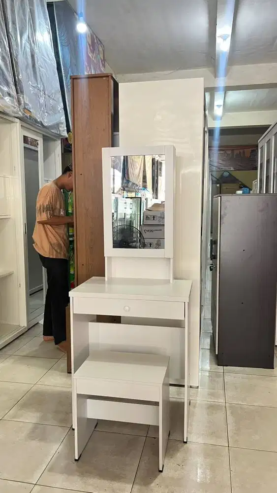 Meja Rias Minimalis Cermin Geser