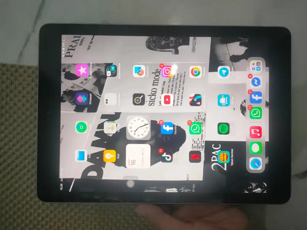 iPad gen 6 grey
