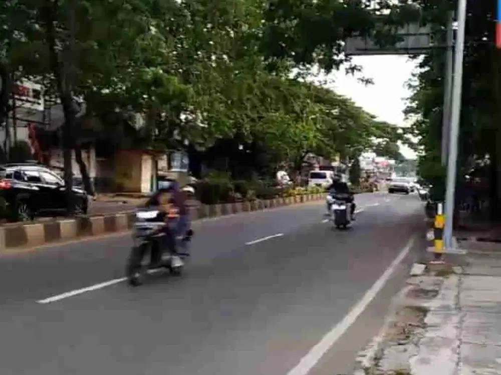 DISEWAKAN CEPAT TANAH KAVLING DI PINGGIR JALAN KOTA TANGERANG LOKASI STRATEGIS DAN RAMAI