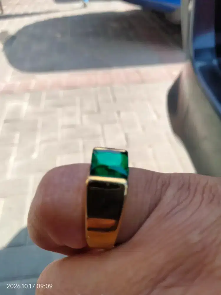 Cincin batu hijau titanium