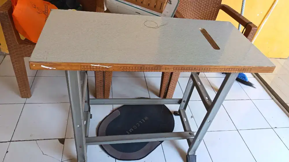 Meja jahit bekas