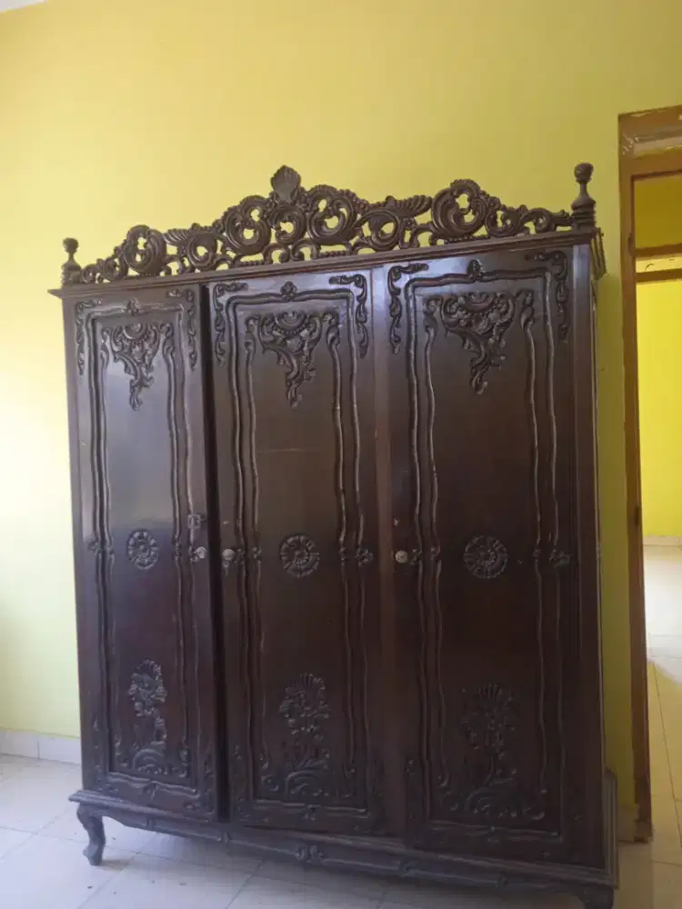 Lemari & meja makan jati ukir antik