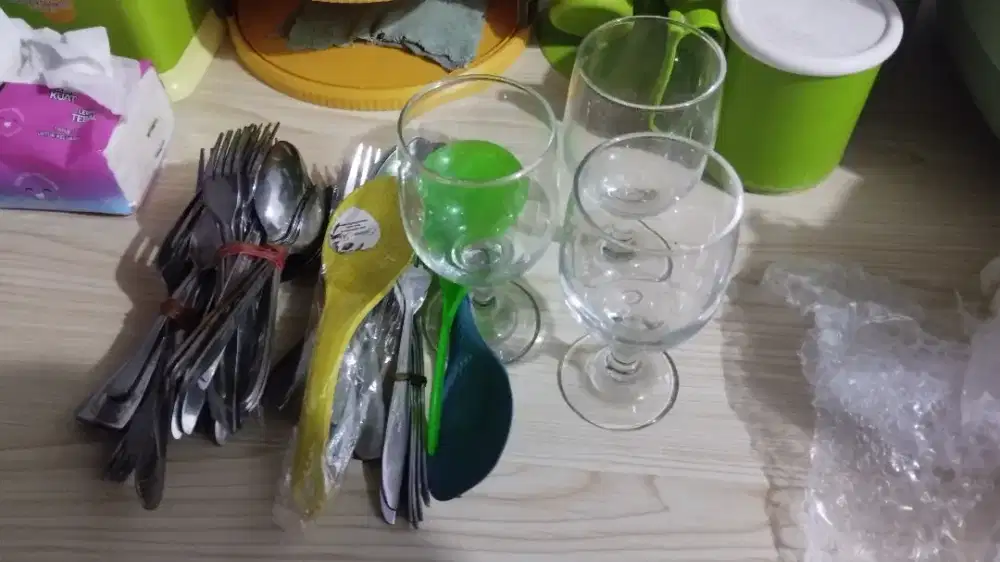 sendok garpu resto 2 lusin  dan gelas kristal 10 buah