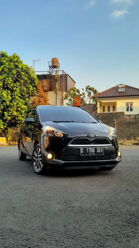 Toyota Sienta v ay