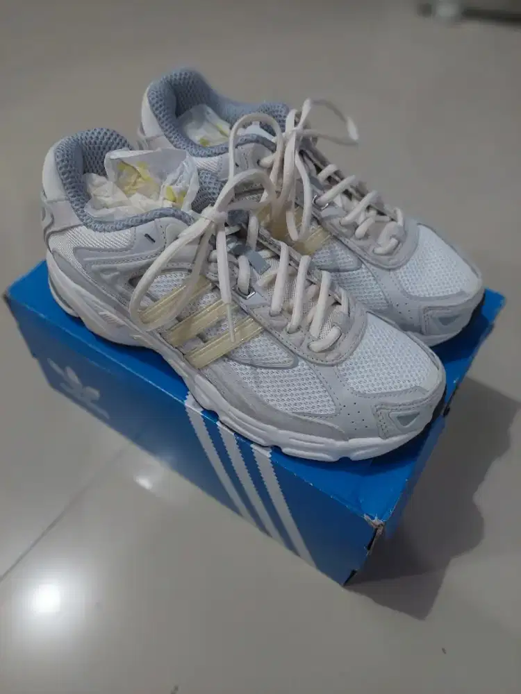 Sepatu sport ADIDAS Original tipe Response CL