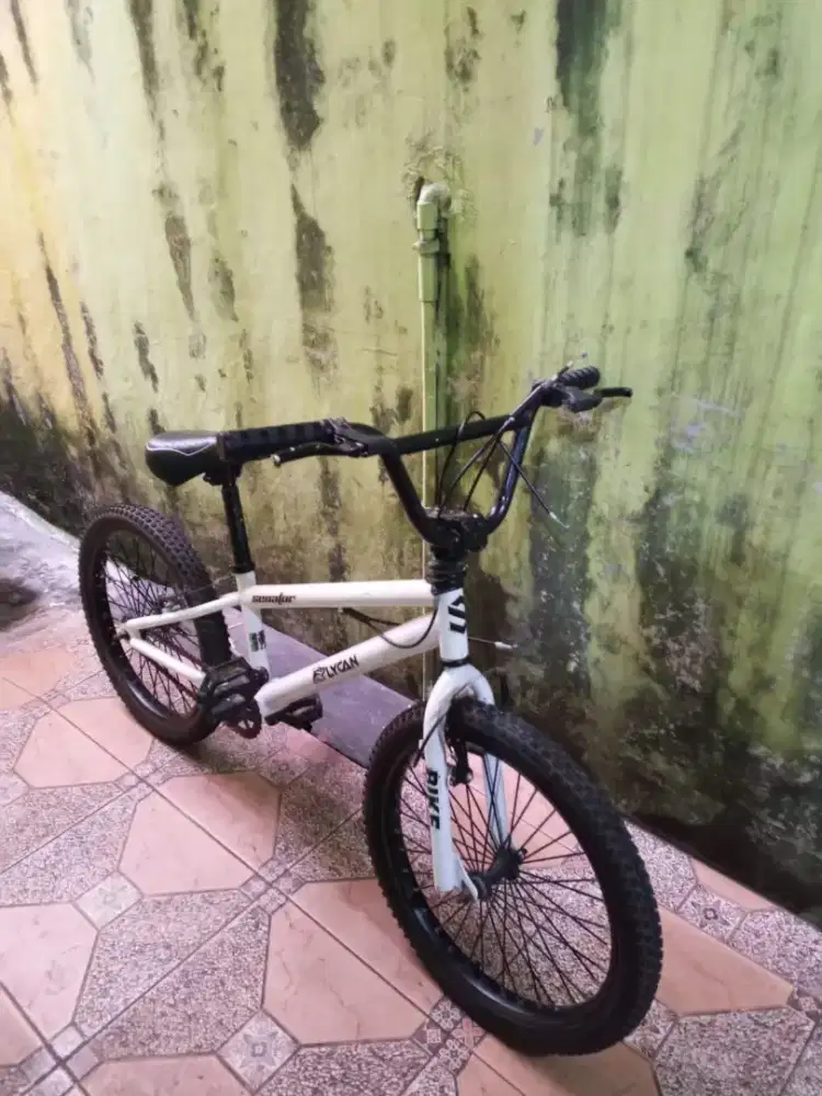 Sepeda BMX Putih