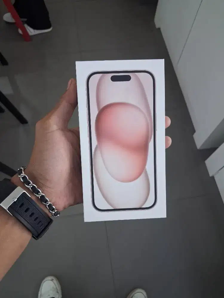Iphone 15 . . .