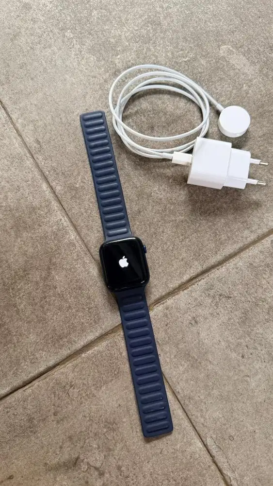 Apple Watch 6 Blue 44mm Unit charger