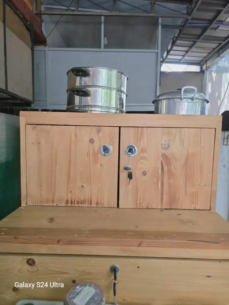 Lemari kabinet susun model tangga