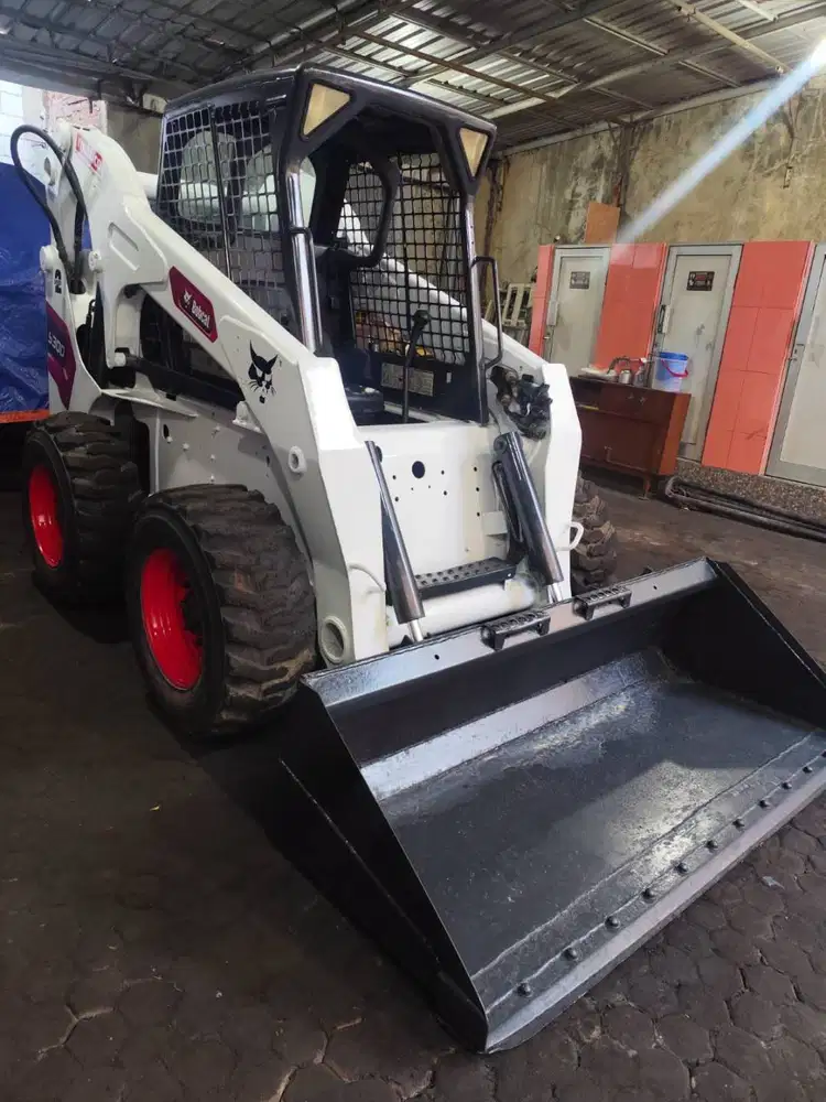 Skid loader Bobcat s300 2017 dan s250 2014 (Excavator)