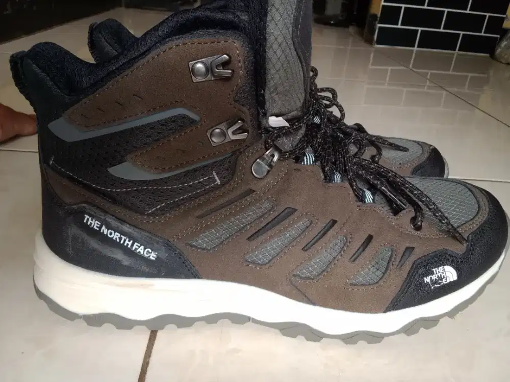 Sepatu gunung TNF