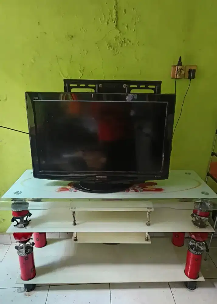 Meja untuk tv atau yang lainnya, terbuat dari kaca, terlihat minimalis