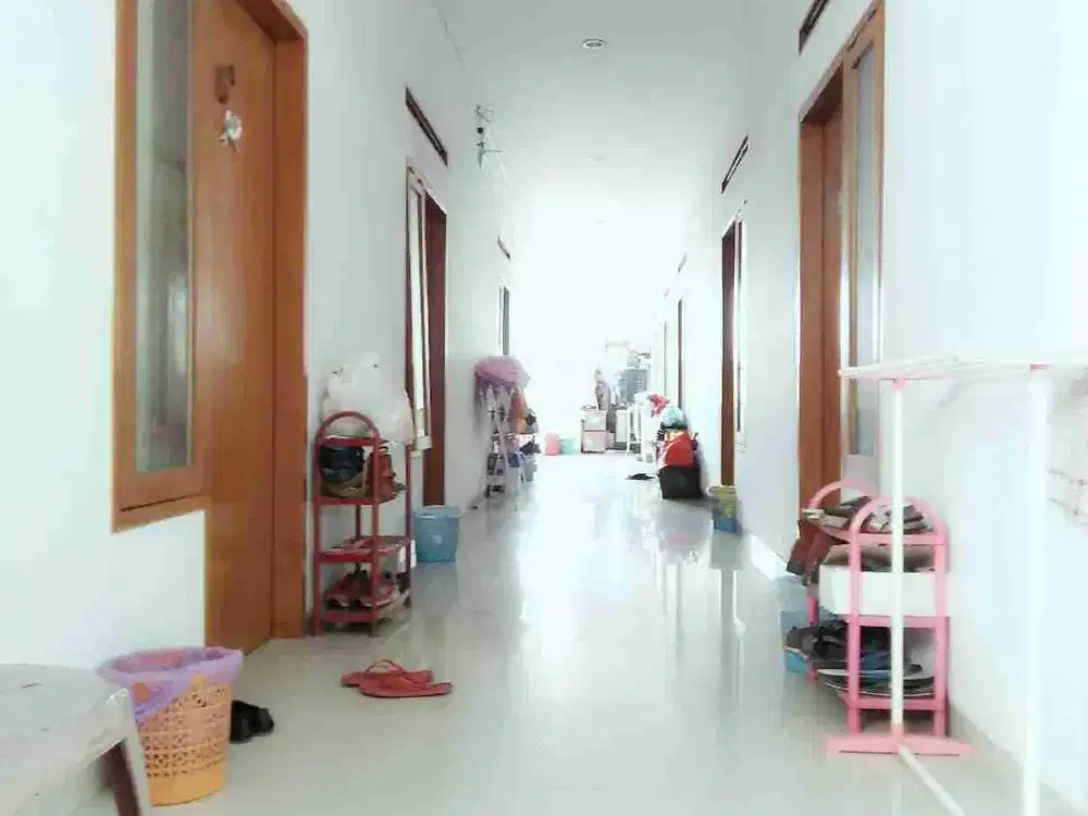 MURAH KOST FULL 22PINTU CIKUTRA STRATEGIS LINGKUNGAN KAMPUS 3LANTAI OMSET 19JT/BLN 2.4M NEGO.