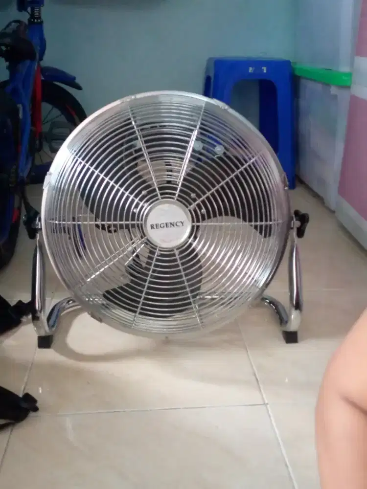 Kipas angin lantai duduk