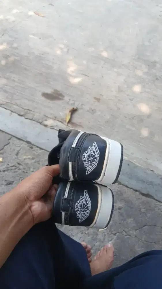 Dijual sepatu second branded Air Jordan Black White ori