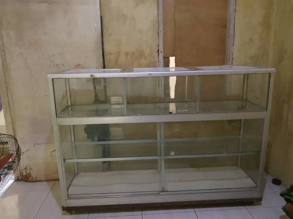 Etalase kaca rak beras bekas ngewarung