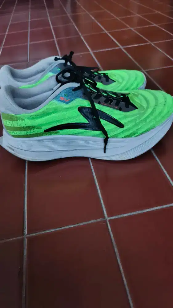 sepatu running specs size 42