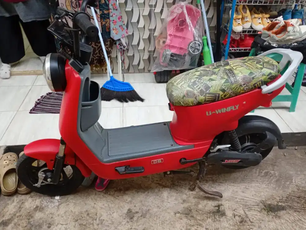 sepeda listrik  warna merah