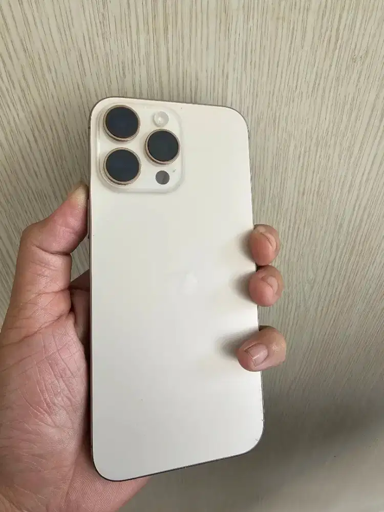 Iphone 16 ProMax 256GB Ex Ibox BH 96% pemakaian pribadi dari baru
