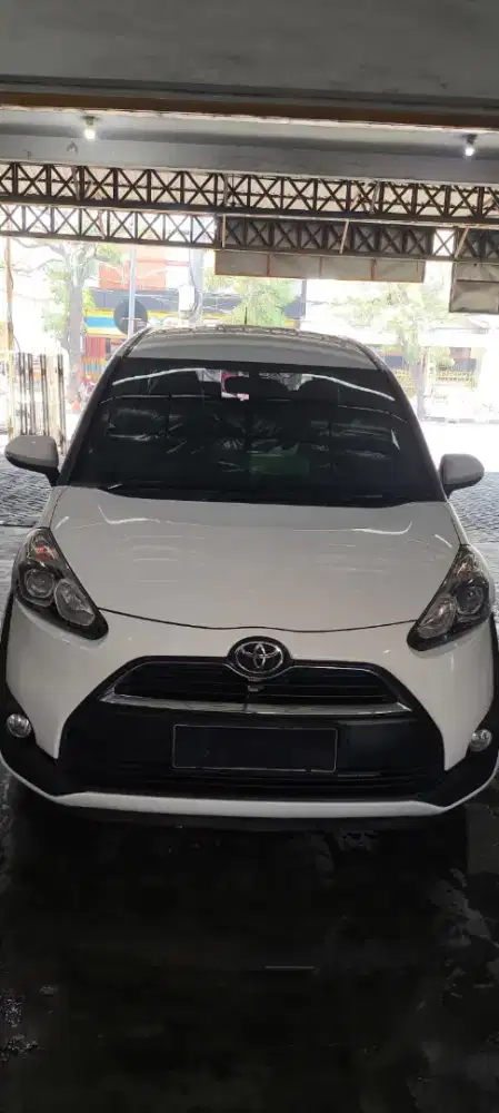 Toyota Sienta putih