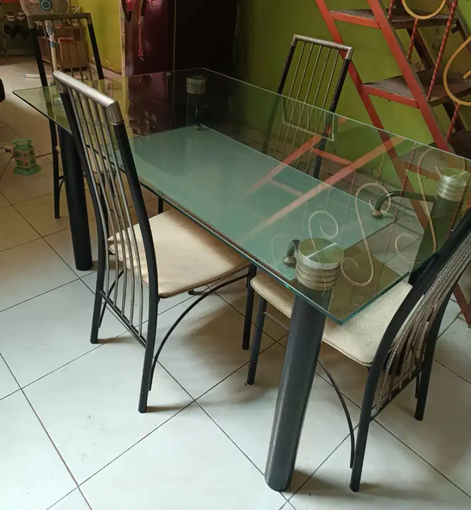 Meja Makan Kaca Bekas Berkualitas