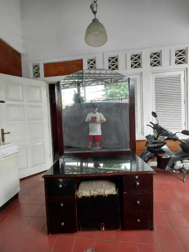 Meja rias untuk keperluan rumah tangga