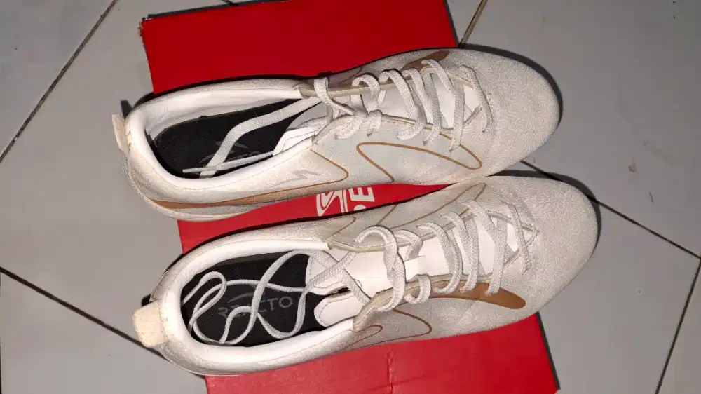 sepatu bola second