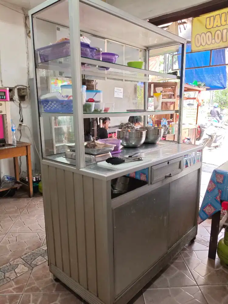 Etalase jualan makanan