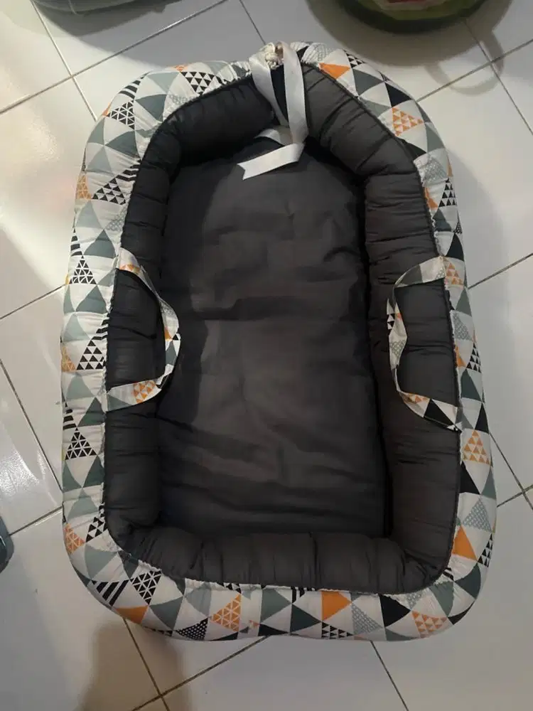 Tempat tidur bayi ada kelambu dan bantal