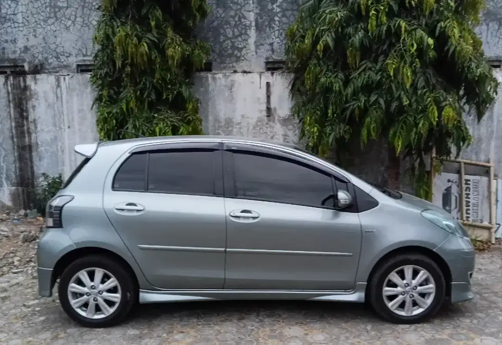 Toyota yari s m/t 2010