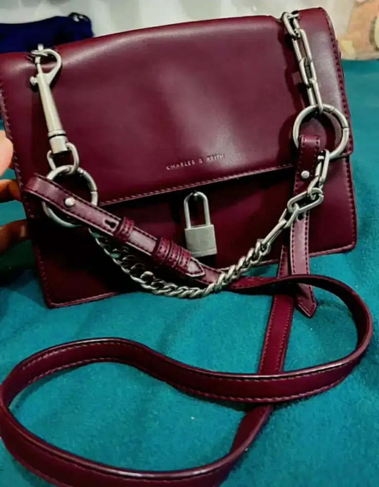 Tas selempang Charles and kheith