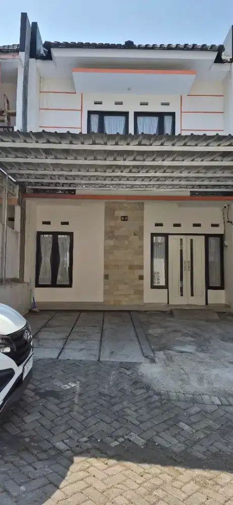 Disewakan rumah baru.plus 2 balkon atas spt vila